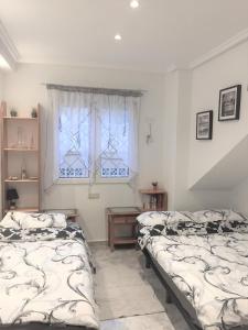 Postel nebo postele na pokoji v ubytování Seafront Dream Apartment