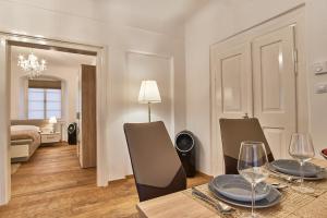 Postel nebo postele na pokoji v ubytování Charles Bridge Royal Apartment
