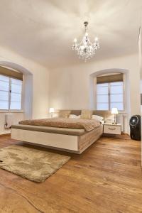 Postel nebo postele na pokoji v ubytování Charles Bridge Royal Apartment