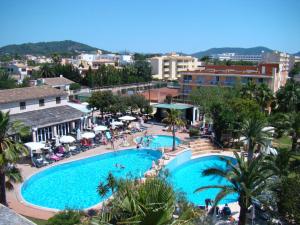 an overhead view of a swimming pool in a resort at Club Simó in Cala Millor