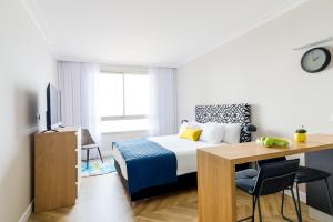 מיטה או מיטות בחדר ב-master Haifa Beach Apartments