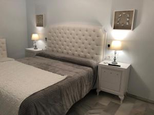 een slaapkamer met een bed en twee nachtkastjes met lampen bij BALCON DEL MAR 2-3 A, APARTAMENT ON THE BEACH FRONT in La Cala de Mijas +35 foto's