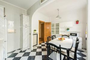 a kitchen and dining room with a table and chairs at Ever House Atocha in Madrid