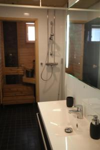 Kylpyhuone majoituspaikassa Joutsen Apartments