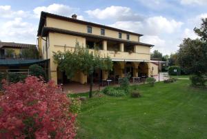 uma casa grande com um jardim em frente em Podere Violino em Sansepolcro