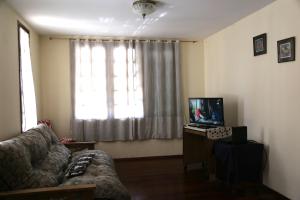 sala de estar con sofá y TV en Espectacular casa en Córdoba