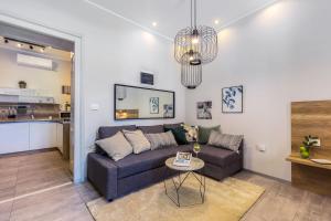 uma sala de estar com um sofá e uma mesa em Number 1 Deluxe Apartments em Rijeka