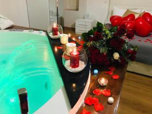 un tavolo con candele e fiori e una piscina di Suite & Relax a Conversano