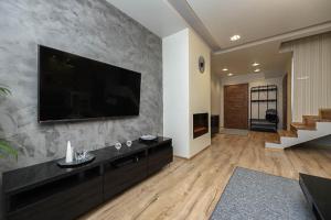 Televízia a/alebo spoločenská miestnosť v ubytovaní Apartament Wróbelkowo