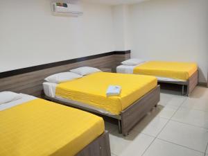 Postel nebo postele na pokoji v ubytování Hotel Ibague Plaza