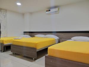 Postel nebo postele na pokoji v ubytování Hotel Ibague Plaza
