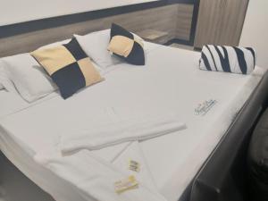 Postel nebo postele na pokoji v ubytování Hotel Ibague Plaza