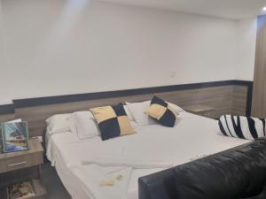 Postel nebo postele na pokoji v ubytování Hotel Ibague Plaza