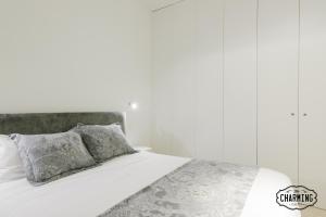 マドリードにあるCharming Lope de Vegaのベッドルーム1室(白いシーツと枕のベッド1台付)