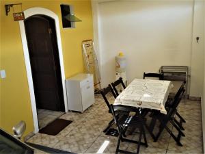 カボ・フリオにあるVila do Sossegoのダイニングルーム(テーブル、椅子、黒いドア付)