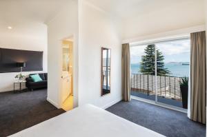 - une chambre avec un lit et une vue sur l'océan dans l'établissement Bay 10 - Suites and Apartments, à Port Lincoln