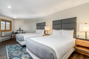 A bed or beds in a room at Grey Fox Inn