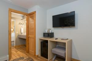 TV a/nebo společenská místnost v ubytování Grey Fox Inn