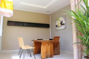 a room with a wooden desk and two chairs at Rusty Seminyak in Seminyak
