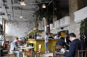 En restaurant eller et andet spisested på ARTY LOFT BUDAPEST