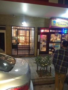 ein vor einem Gebäude geparktes Auto in der Unterkunft MONOAMBIENTE VINTAGE in Mar del Plata