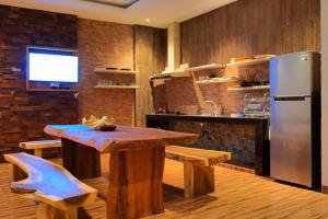 Kuchyň nebo kuchyňský kout v ubytování Indah Bali Guesthouse