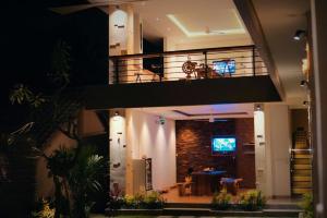 TV a/nebo společenská místnost v ubytování Indah Bali Guesthouse