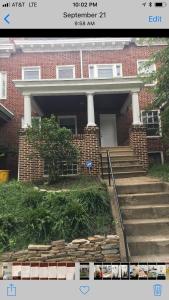 uma foto de uma casa de tijolos com escadas à frente em comfort & charm in the johns hopkins uni em Baltimore