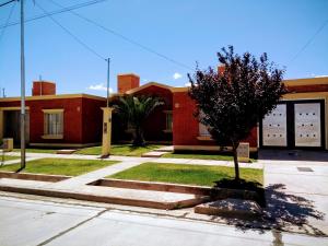 un edificio de ladrillo rojo con un árbol delante de él en Casitas Virginia en San Rafael