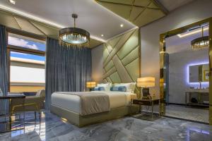 um quarto de hotel com uma cama e uma secretária em O:LV Fifty Five Hotel - Adults Only em San Juan