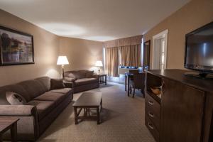 A seating area at Deer Lake Motel