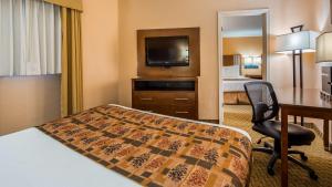 A bed or beds in a room at Best Western Skyline Motor Lodge
