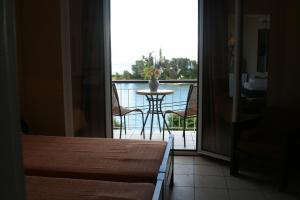 Postel nebo postele na pokoji v ubytování Aegli Hotel