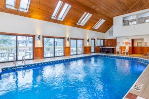 a swimming pool in a hotel with windows at Grey Fox Inn in Stowe