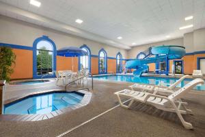 una piscina con scivolo e un parco acquatico di Howard Johnson by Wyndham Billings a Billings