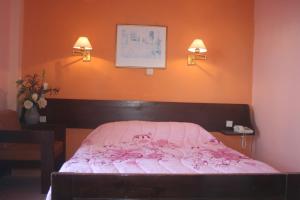 Postel nebo postele na pokoji v ubytování Aegli Hotel