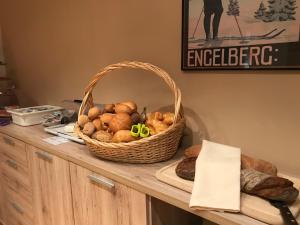 Comida en o cerca de este hotel