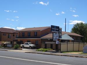 a street sign in front of a building at Centrepoint Motel in Dubbo