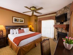 Un pat sau paturi într-o cameră la Westgate Park City Resort & Spa +53 fotografii
