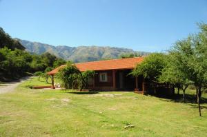 梅洛的住宿－Corazon de Montaña，路边有草地的房屋