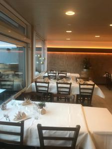 Un restaurante o sitio para comer en Hotel Hahnenblick