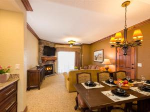 Un televizor și/sau centru de divertisment la Westgate Park City Resort & Spa