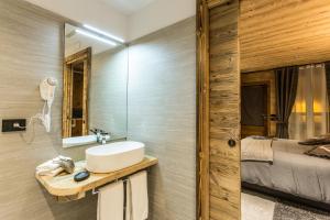 A bathroom at Alpine Rooms Guesthouse