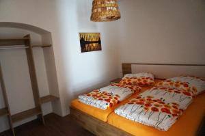 ein Schlafzimmer mit einem Bett mit zwei Kissen darauf in der Unterkunft Ferienhaus am Hutberg in Großschönau