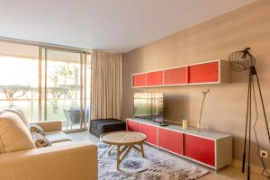 uma sala de estar com um sofá e uma mesa em Apartments Maria - Salgados 10A0D em Albufeira