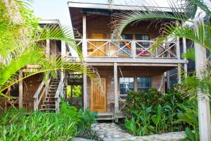 Foto de la galería de Las Rocas Resort and Dive Center en West Bay