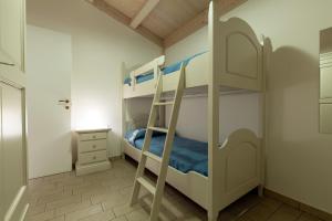 TorrenovaにあるAgricampeggio Alessandraの二段ベッド2組付きの二段ベッド付きの部屋