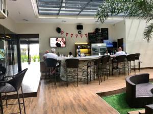 Un restaurant sau alt loc unde se poate mânca la Stunning new condo in exclusive La Grande resort +3 fotografii