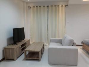 Un televizor și/sau centru de divertisment la Stunning new condo in exclusive La Grande resort