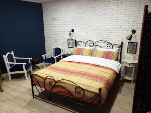 una camera con un letto e due sedie di Lucky Apartment a Tbilisi City